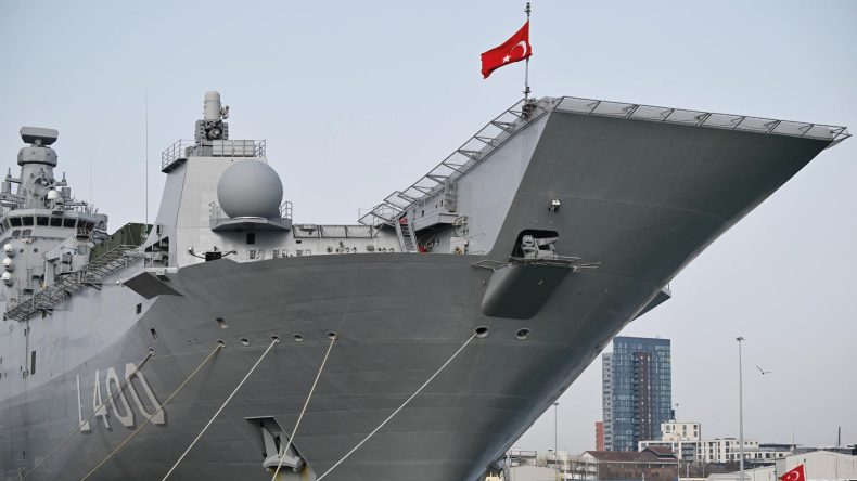 TCG Anadolu İngiltere&rsquo;de şov yaptı