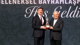 TDT Aksakallar Konseyi Başkanı Yıldırım bayramda &ccedil;ocuklara hediye ve har&ccedil;lık dağıttı