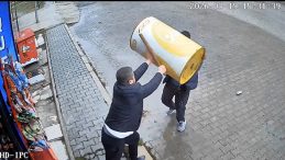 Tekel Bayisinde Taşlı Sopalı Kavga!