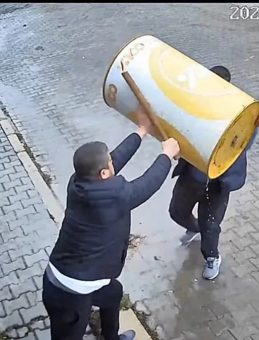 Tekel Bayisinde Taşlı Sopalı Kavga!