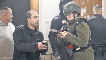 Tel Aviv&rsquo;e f&uuml;zeler d&uuml;şmeye devam ediyor