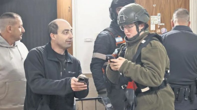 Tel Aviv&rsquo;e f&uuml;zeler d&uuml;şmeye devam ediyor