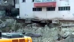 Temel Kazısı Sırasında 4 Katlı Binada Kayma Meydana Geldi