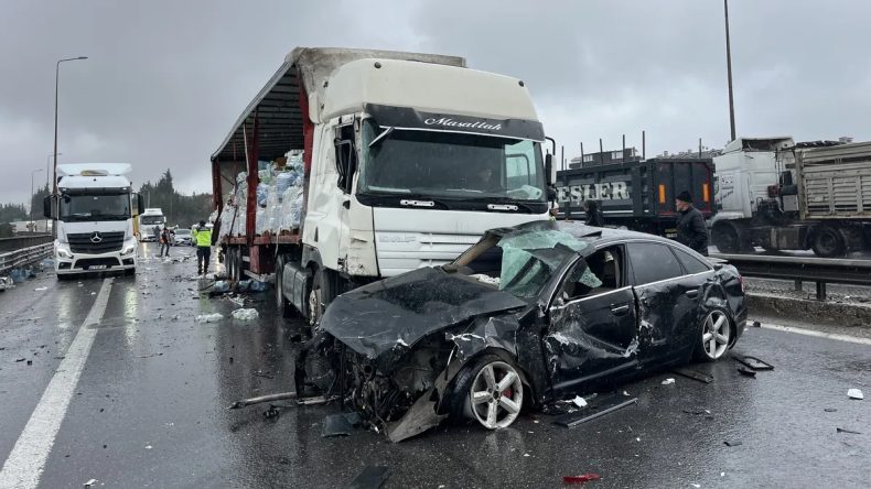 TEM&rsquo;de zincirleme kaza: 6 ara&ccedil; birbirine girdi! 3 yaralı