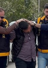 TIR s&uuml;r&uuml;c&uuml;s&uuml; otomobilin &ouml;n&uuml;n&uuml; kesti, oğlu bı&ccedil;akla kaputa &ccedil;ıktı