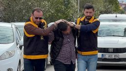 TIR s&uuml;r&uuml;c&uuml;s&uuml; otomobilin &ouml;n&uuml;n&uuml; kesti, oğlu bı&ccedil;akla kaputa &ccedil;ıktı