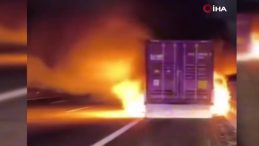 Tır &uuml;zerindeki konteyner alev alev yandı