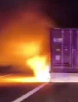 Tır üzerindeki konteyner alev alev yandı