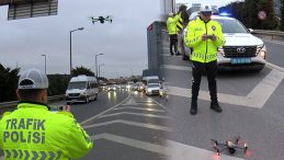 Trafikte 'kaynak' yapanlar yandı! Ceza yiyen vatandaş tepki g&ouml;sterdi: 'Yarın bir daha g&uuml;neş doğmayacak mı?'