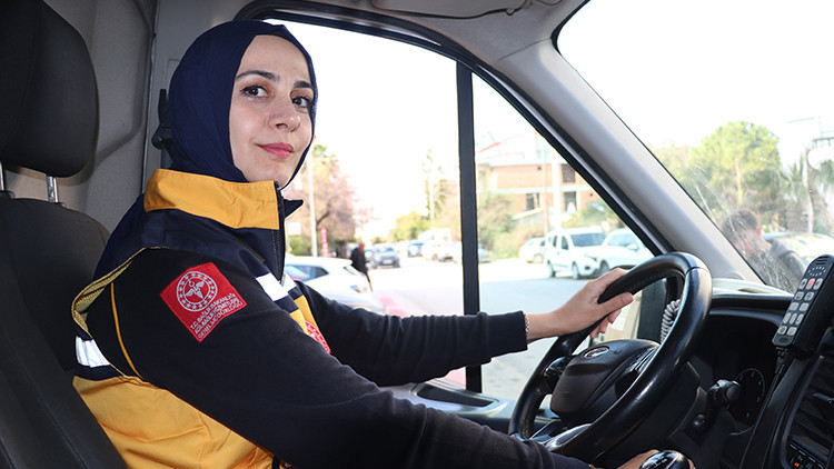 Trafikte bunu bile soran var! Ambulans şof&ouml;r&uuml; G&uuml;lser, mesleğinin zorluklarını anlattı