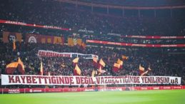 Trib&uuml;nde Pankart Şovu