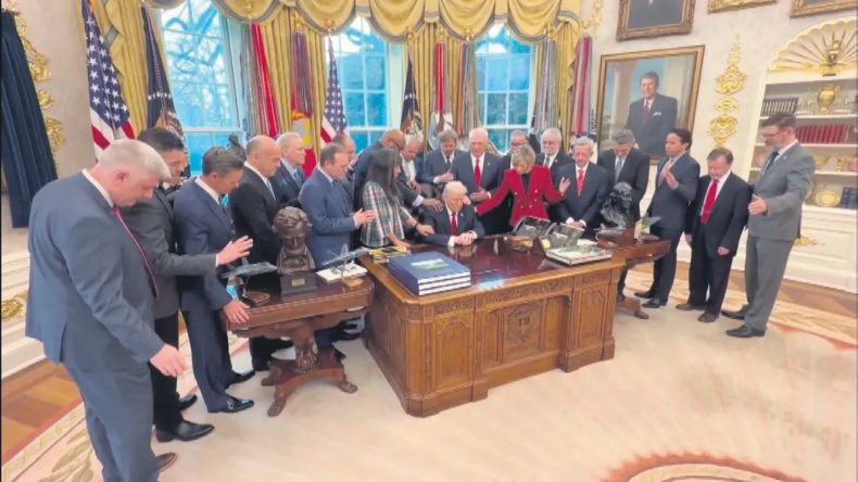 Trump&rsquo;ı Kuşatan Hezeyan