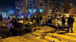 Tunceli&rsquo;de iki otomobil kafa kafaya &ccedil;arpıştı: 4 yaralı