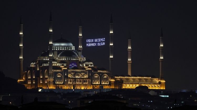 T&uuml;m yurtta Kadir Gecesi dualarla idrak edildi