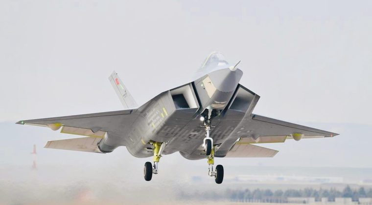 T&uuml;rk Kadınının KAAN İmzası