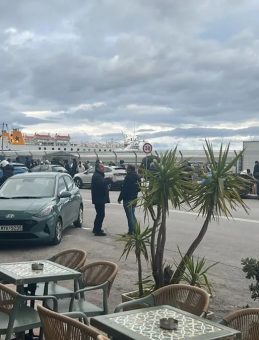 T&uuml;rk tatilciler d&ouml;n&uuml;ş yolunda Yunanistan'ın Midilli Adası'nda mahsur kaldı