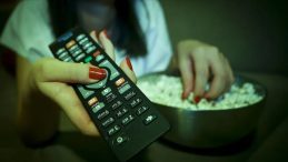 T&uuml;rkiye'de Televizyonun Tahtı Sallanmıyor! Diziler Yine Zirvede: Hanelerde G&uuml;nl&uuml;k 6 Saat TV İzleniyor