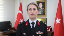T&uuml;rkiye'nin ilk kadın il jandarma komutanıyken tuğgeneralliğe terfi etmişti | G&uuml;lden Paşa: Bana en &ccedil;ok ilham veren kadın annemdir