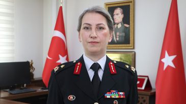 T&uuml;rkiye'nin ilk kadın il jandarma komutanıyken tuğgeneralliğe terfi etmişti | G&uuml;lden Paşa: Bana en &ccedil;ok ilham veren kadın annemdir