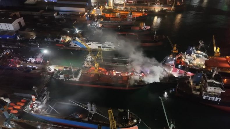 Tuzla'da Kuru Y&uuml;k Gemisinde Yangın