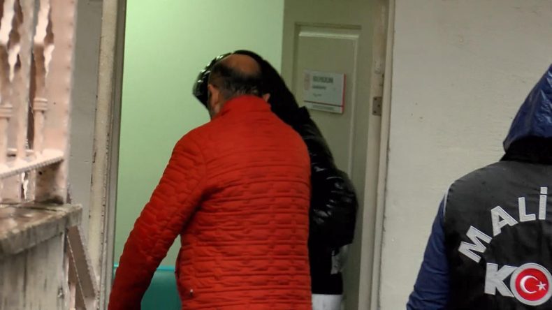 Uşak Belediyesi'ne y&ouml;nelik 'r&uuml;şvet' soruşturması: G&ouml;zaltına alınanlar sağlık kontrol&uuml;nden ge&ccedil;irildi