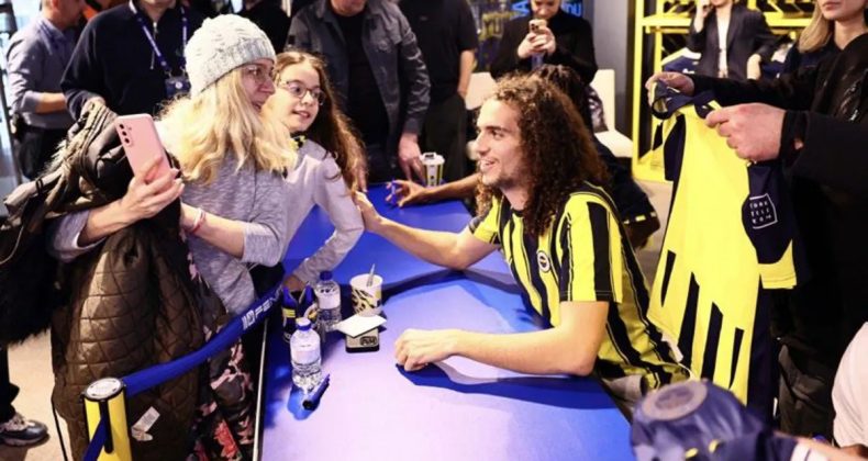 Üç futbolcu taraftarla buluştu, kuyruk stadın dışına çıktı