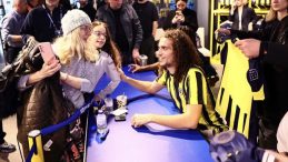 &Uuml;&ccedil; futbolcu taraftarla buluştu, kuyruk stadın dışına &ccedil;ıktı