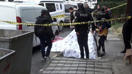 &Uuml;&ccedil;&uuml;nc&uuml; kattan d&uuml;şen yaşlı kadın &ouml;ld&uuml;