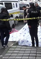 &Uuml;&ccedil;&uuml;nc&uuml; kattan d&uuml;şen yaşlı kadın &ouml;ld&uuml;
