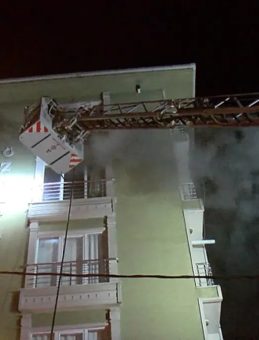 &Uuml;mraniye'de 5 Katlı Binada &Ccedil;ıkan Yangın S&ouml;nd&uuml;r&uuml;ld&uuml;