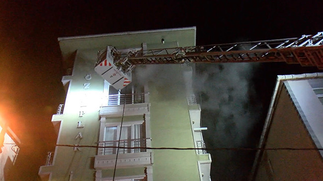 &Uuml;mraniye'de 5 katlı binada yangın: Binada oturanlar tahliye edildi