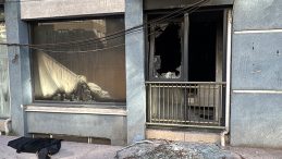 &Uuml;st kattaki komşusuna kızdı, kendi yatak odasını yaktı