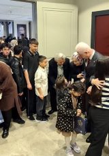 Vali G&uuml;l Dar&uuml;laceze'de Yaşlılar ve &Ccedil;ocuklarla Bayramlaştı