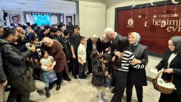 Vali G&uuml;l Dar&uuml;laceze'de Yaşlılar ve &Ccedil;ocuklarla Bayramlaştı