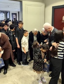 Vali G&uuml;l Dar&uuml;laceze'de Yaşlılar ve &Ccedil;ocuklarla Bayramlaştı