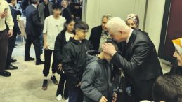 Vali G&uuml;l yaşlı ve &ccedil;ocuklarla bayramlaştı