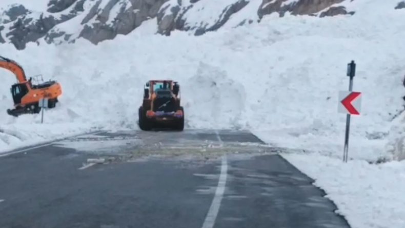 Van-Hakk&acirc;ri Yoluna &Ccedil;ığ D&uuml;şt&uuml;