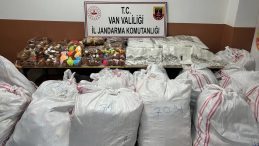 Van&rsquo;da jandarmadan ka&ccedil;ak&ccedil;ılık operasyonu: 6 milyon TL değerinde gıda ve eşya ele ge&ccedil;irildi