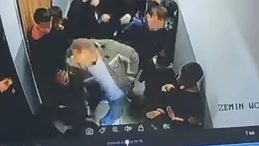 Van&rsquo;da Okulda Dehşet: &Ccedil;ocuğuna Kar Topu Atan &Ouml;ğrenciyi Darp Etti