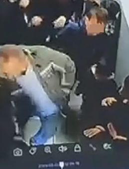 Van&rsquo;da Okulda Dehşet: &Ccedil;ocuğuna Kar Topu Atan &Ouml;ğrenciyi Darp Etti