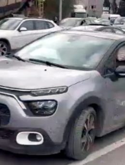 Virajı Alamayan 18 Yaşındaki S&uuml;r&uuml;c&uuml; Yolun Karşı Y&ouml;ne U&ccedil;tu! Kazada 4 Kişi Yaralandı