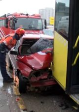 Yağışlı havada otomobil ile İETT otob&uuml;s&uuml; &ccedil;arpıştı