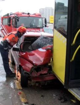 Yağışlı havada otomobil ile İETT otobüsü çarpıştı