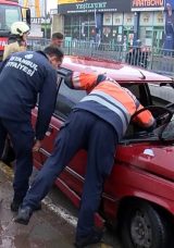 Yağışlı havada otomobil ile İETT otob&uuml;s&uuml; &ccedil;arpıştı
