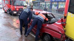 Yağışlı havada otomobil ile İETT otob&uuml;s&uuml; &ccedil;arpıştı