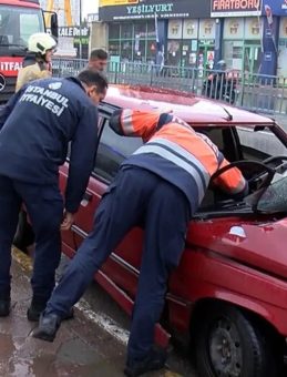 Yağışlı havada otomobil ile İETT otob&uuml;s&uuml; &ccedil;arpıştı