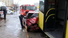 Yağışlı havada otomobil ile İETT otob&uuml;s&uuml; &ccedil;arpıştı