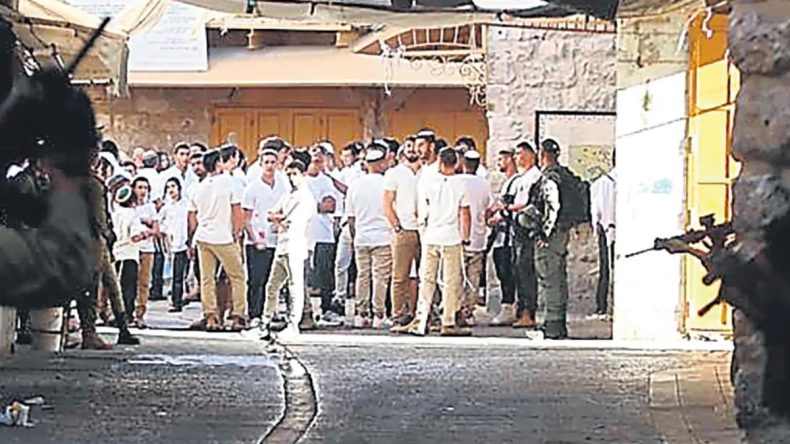 Yahudi Teröristler Batı Şeria’da Okul Basıp Bayrak Çekti