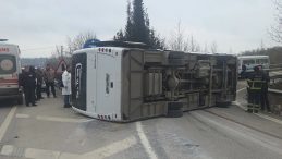 Yalova'da iş&ccedil;ileri taşıyan midib&uuml;s devrildi: &Ouml;l&uuml; ve yaralılar var