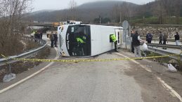 Yalova&rsquo;da iş&ccedil;ileri taşıyan servis devrildi: 1 &ouml;l&uuml;, 20 yaralı
